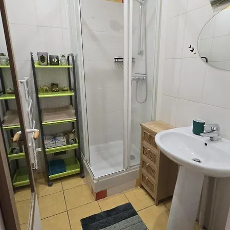Homestay Privees Avec Piscine Partagees Et Cuisine Partagee A 20 Minutes De Paris Et 40 Minutes De Disneyland