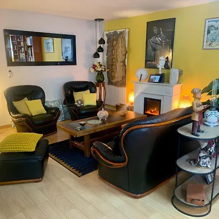 Homestay Privees Avec Piscine Partagees Et Cuisine Partagee A 20 Minutes De Paris Et 40 Minutes De Disneyland